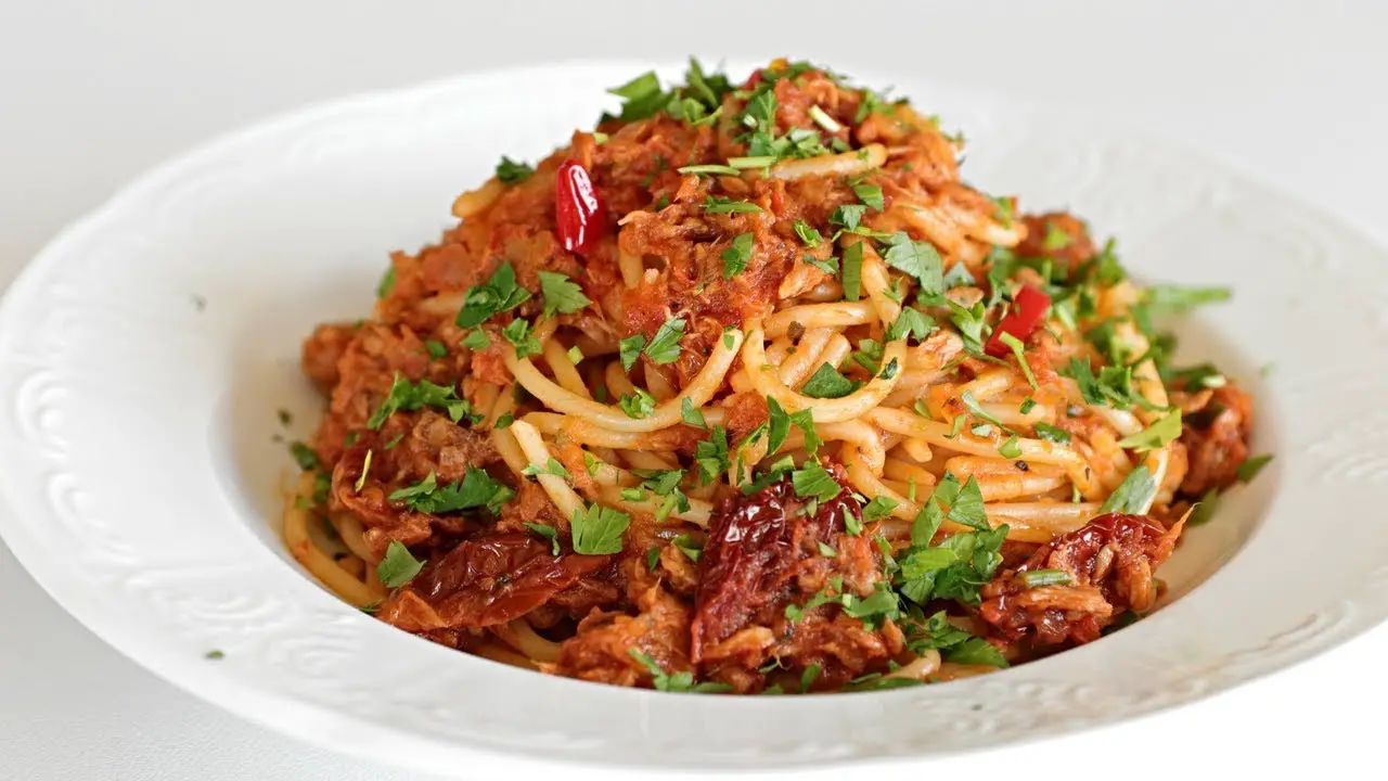 Spaghetti with tuna and tomatoes