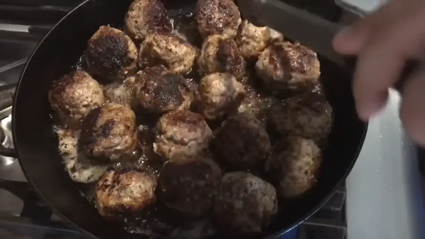 Frying meatBalls