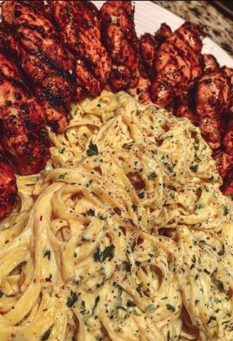 Creamy Garlic Butter Chicken & Linguine in Alfredo Sauce